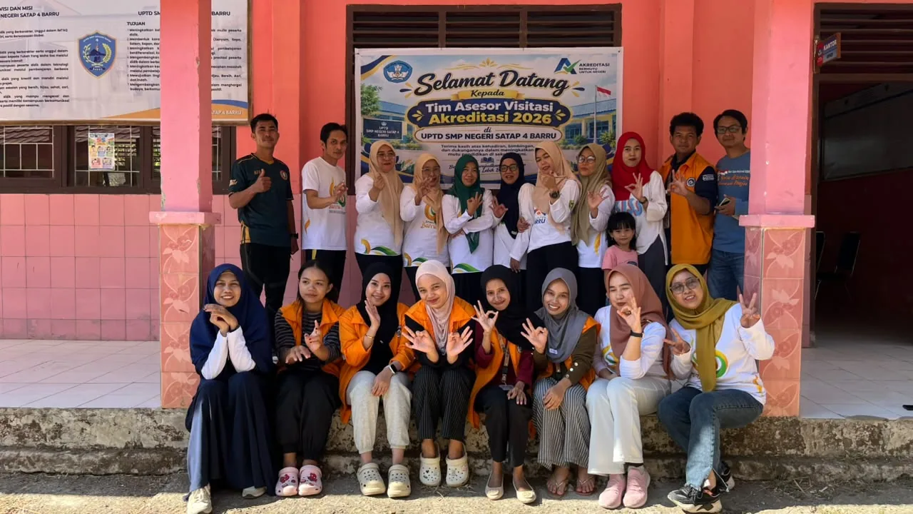 Kebersamaan guru dan warga sekolah pada rangkaian akreditasi.