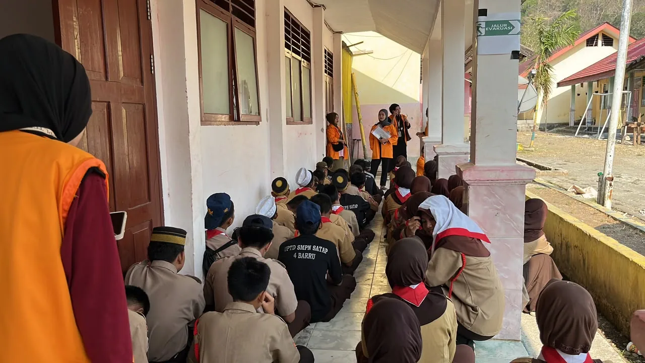 Siswa mengikuti kegiatan literasi di teras sekolah.