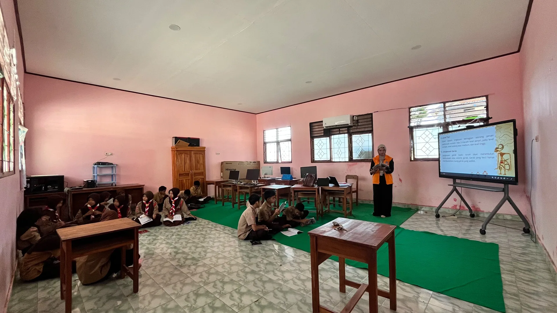 Siswa mengikuti pembelajaran bersama di kelas.