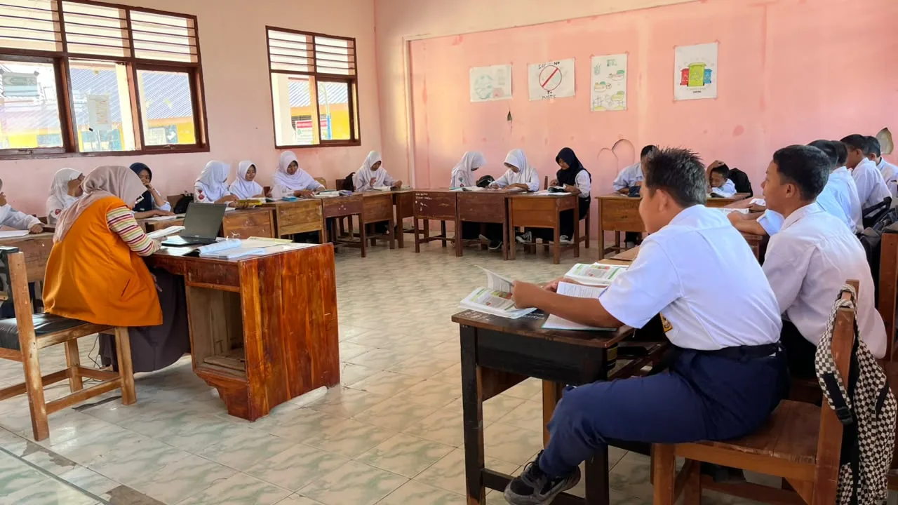 Guru mendampingi kegiatan belajar siswa.